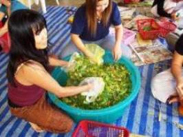 Herbal Thai Massage - Preparazione delle erbe
autore C.M.